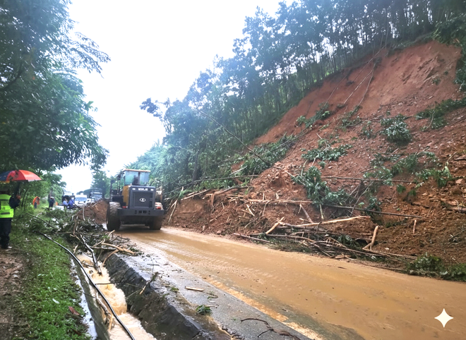 Sạt lở tiếp tục gây ách tắc giao thông trên đường Hồ Chí Minh, Trường Sơn Đông - Ảnh 4.