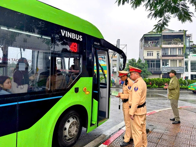 Hà Nội: Xử lý nhiều xe buýt chạy không đúng lộ trình lên cầu Chương Dương - Ảnh 2.