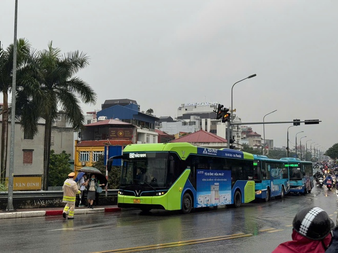 Hà Nội: Xử lý nhiều xe buýt chạy không đúng lộ trình lên cầu Chương Dương - Ảnh 4.