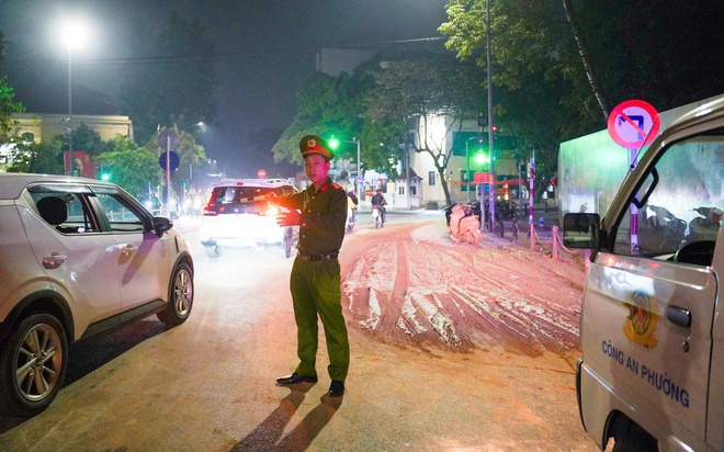 Hà Nội: Xử lý tài xế xe tải làm rơi vãi bùn đất xuống đường gây mất ATGT- Ảnh 3.