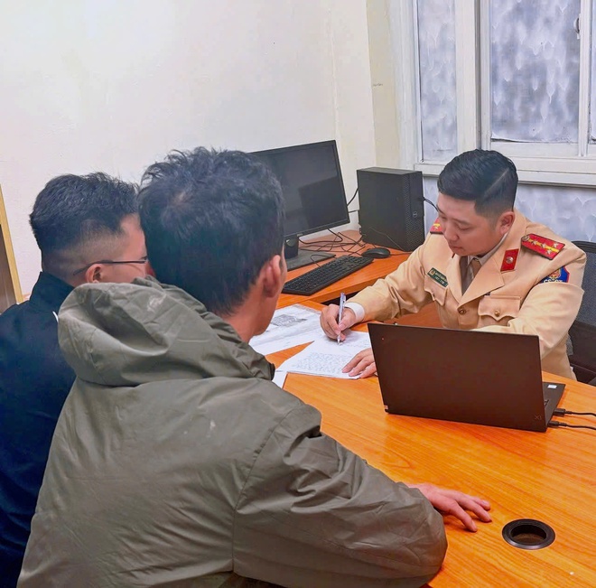 Hà Nội: Xử lý tài xế xe tải làm rơi vãi bùn đất xuống đường gây mất ATGT- Ảnh 4.