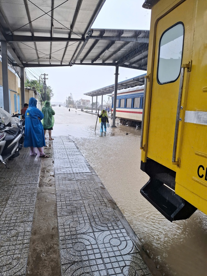 Ngừng chạy nhiều đoàn tàu do mưa lũ- Ảnh 2.