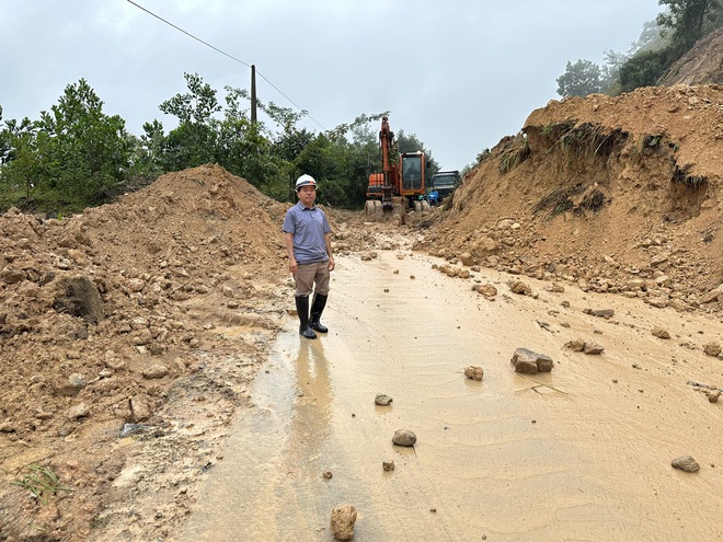 Đà Nẵng: Sạt lở nghiêm trọng gây đứt đường nhiều vị trí trên tuyến Trường Sơn Đông - Ảnh 3.