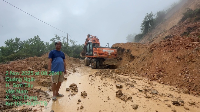 Đà Nẵng: Sạt lở nghiêm trọng gây đứt đường nhiều vị trí trên tuyến Trường Sơn Đông - Ảnh 4.