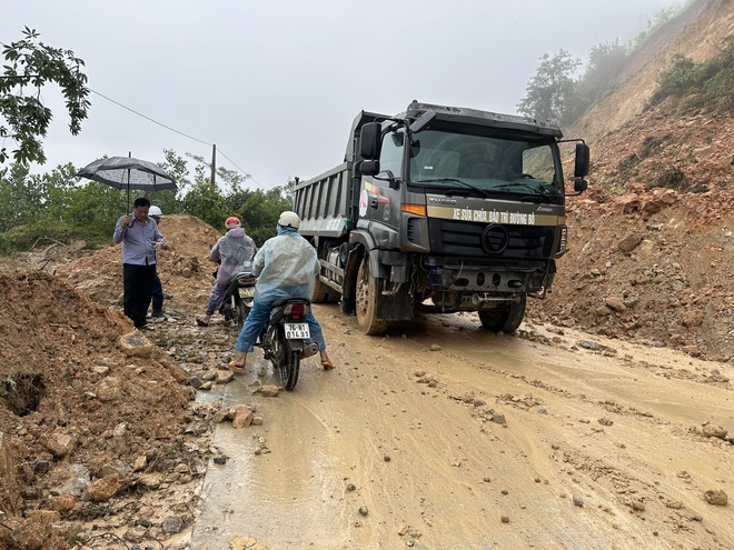 Đà Nẵng: Sạt lở nghiêm trọng gây đứt đường nhiều vị trí trên tuyến Trường Sơn Đông - Ảnh 5.