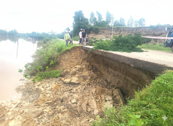 Mưa lũ, sạt lở lịch sử ở Nam Trung bộ: Canh đường, đảm bảo giao thông, phục vụ cứu hộ cứu nạn - Ảnh 5.