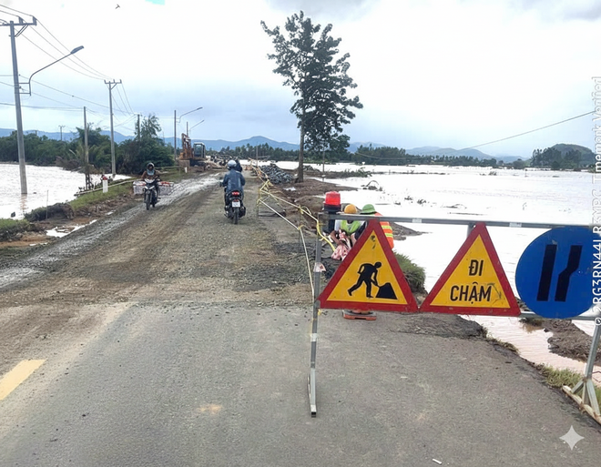 Mưa lũ, sạt lở lịch sử ở Nam Trung bộ: Canh đường, đảm bảo giao thông, phục vụ cứu hộ cứu nạn - Ảnh 9.