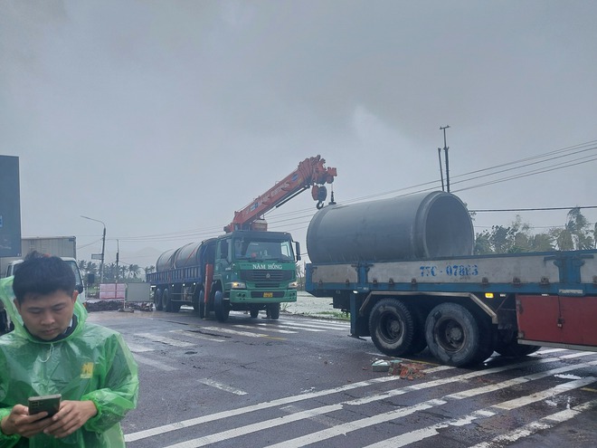 Cận cảnh khắc phục xói lở gây đứt cầu đường các tuyến quốc lộ ở Nam Trung bộ - Ảnh 4.