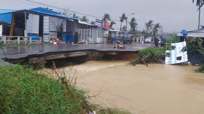 Cận cảnh khắc phục xói lở gây đứt cầu đường các tuyến quốc lộ ở Nam Trung bộ - Ảnh 3.