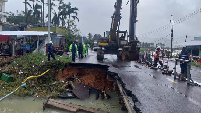 Cận cảnh khắc phục xói lở gây đứt cầu đường các tuyến quốc lộ ở Nam Trung bộ - Ảnh 5.
