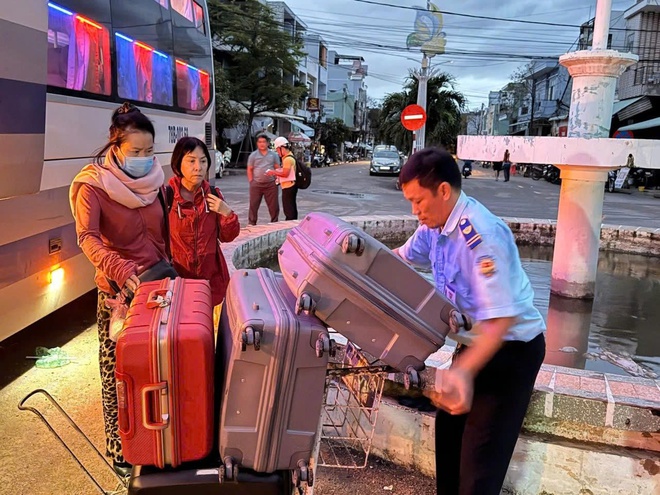 41 đoàn tàu khách phải dừng chạy do mưa lũ ở Nam Trung Bộ- Ảnh 1.