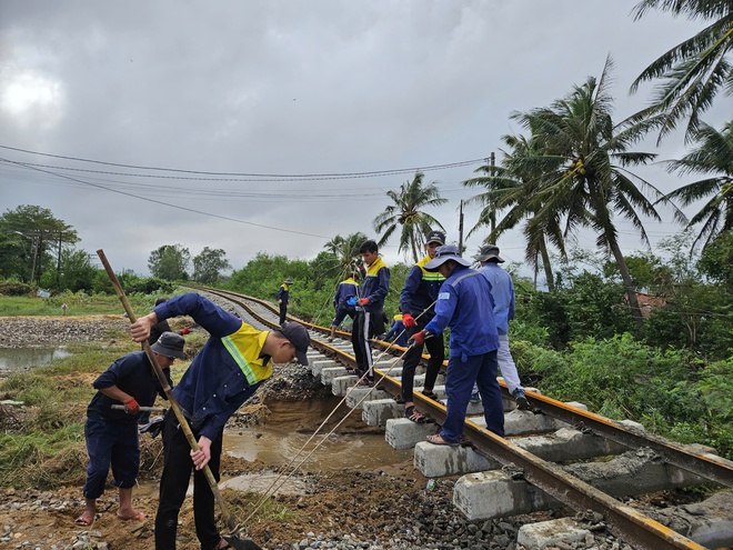 Ngừng chạy 9 đoàn tàu khách qua Nam Trung Bộ- Ảnh 2. Ngừng chạy 9 đoàn tàu khách qua Nam Trung Bộ- Ảnh 2.
