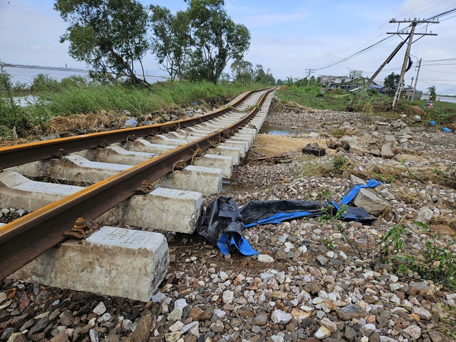 Ngừng chạy 9 đoàn tàu khách qua Nam Trung Bộ- Ảnh 1. Ngừng chạy 9 đoàn tàu khách qua Nam Trung Bộ- Ảnh 1.