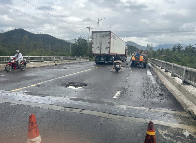 Video cận cảnh sạt lở taluy âm khu vực đèo Cả và đèo Cổ Mã trên tuyến QL1 - Ảnh 2.