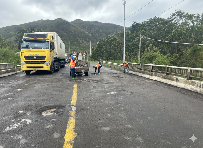 Video cận cảnh sạt lở taluy âm khu vực đèo Cả và đèo Cổ Mã trên tuyến QL1 - Ảnh 3.
