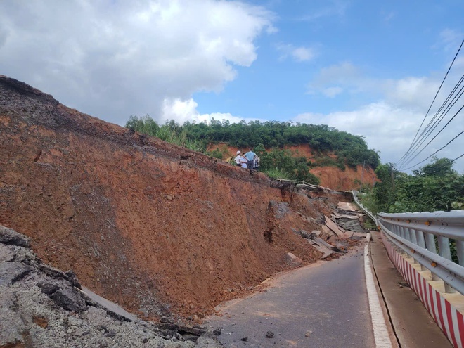 Video toàn cảnh sụt lở trên tuyến QL27C qua đèo Khánh Lê nối Khánh Hoà - Lâm Đồng - Ảnh 3.