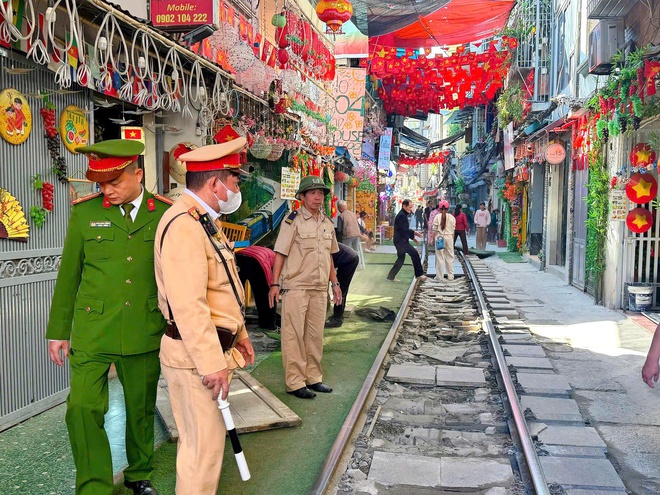 Hà Nội mạnh tay dẹp “đường tàu cà phê”, yêu cầu 30 hộ kinh doanh cam kết không tái lấn chiếm