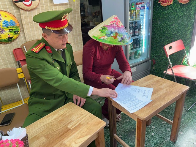 Hà Nội mạnh tay dẹp “đường tàu cà phê”, yêu cầu 30 hộ kinh doanh cam kết không tái lấn chiếm- Ảnh 3.