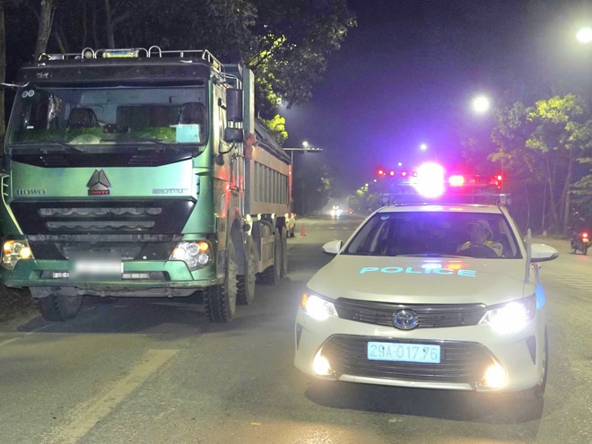 CSGT Hà Nội đồng loạt xuyên đêm xử lý xe tải