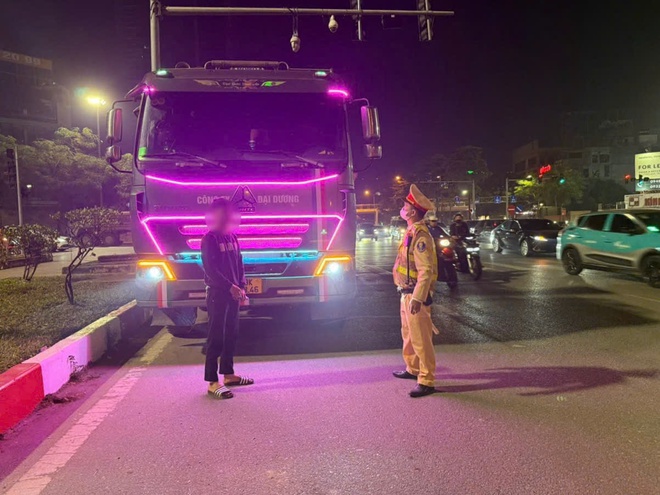 CSGT Hà Nội đồng loạt xuyên đêm xử lý xe tải