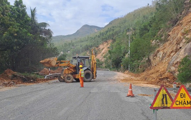 Cận cảnh khắc phục hư hỏng mặt đường, đảm bảo ATGT trên QL1, QL1D - Ảnh 18.