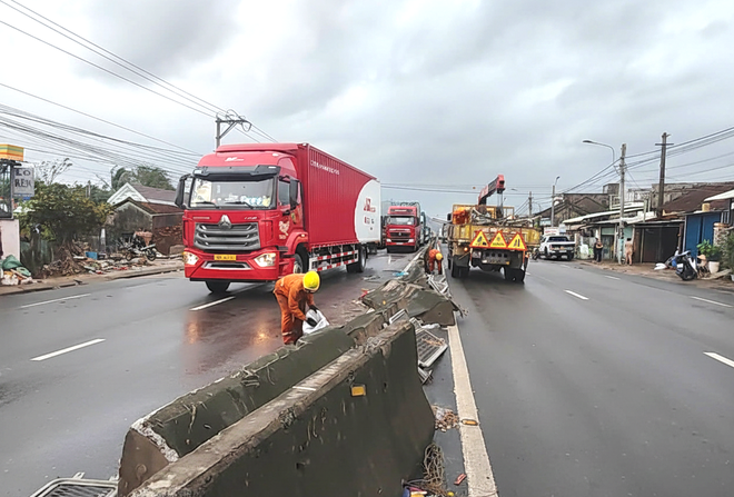 Cận cảnh khắc phục hư hỏng mặt đường, đảm bảo ATGT trên QL1, QL1D - Ảnh 3.