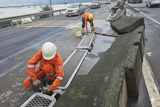 Cận cảnh khắc phục hư hỏng mặt đường, đảm bảo ATGT trên QL1, QL1D - Ảnh 6.