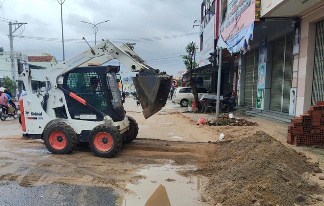 Cận cảnh khắc phục hư hỏng mặt đường, đảm bảo ATGT trên QL1, QL1D - Ảnh 12.