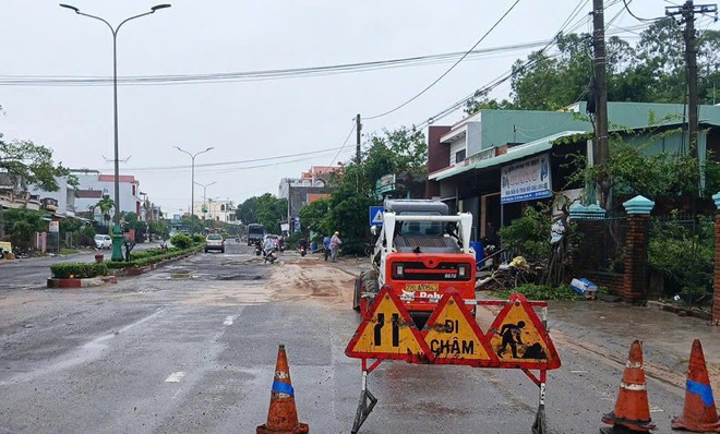 Cận cảnh khắc phục hư hỏng mặt đường, đảm bảo ATGT trên QL1, QL1D - Ảnh 8.