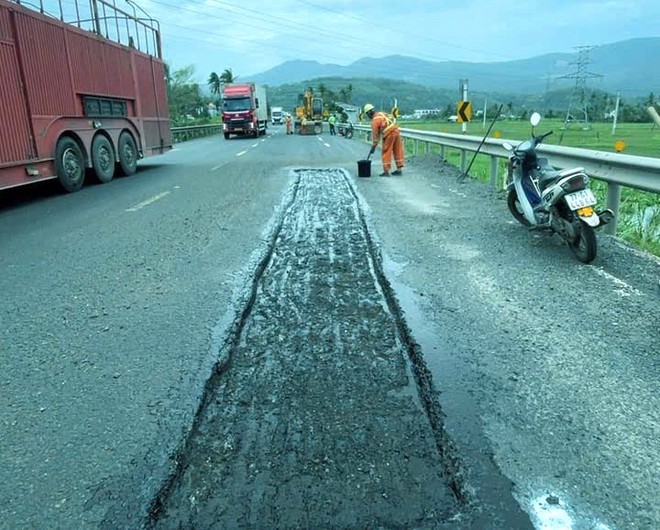 Cận cảnh khắc phục hư hỏng mặt đường, đảm bảo ATGT trên QL1, QL1D - Ảnh 7.