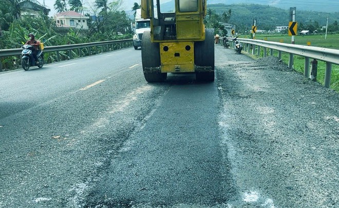 Cận cảnh khắc phục hư hỏng mặt đường, đảm bảo ATGT trên QL1, QL1D - Ảnh 11.