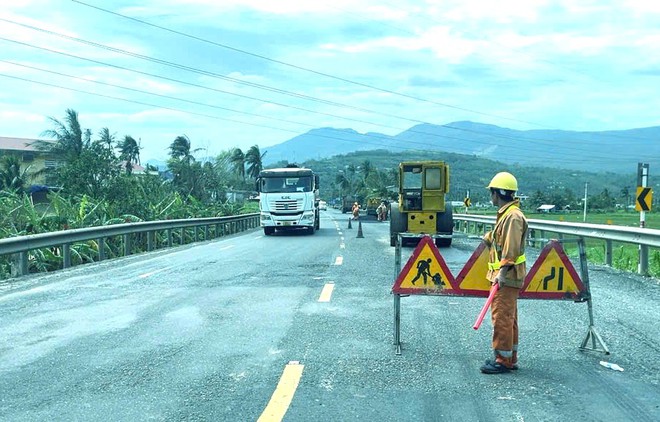 Cận cảnh khắc phục hư hỏng mặt đường, đảm bảo ATGT trên QL1, QL1D - Ảnh 14.