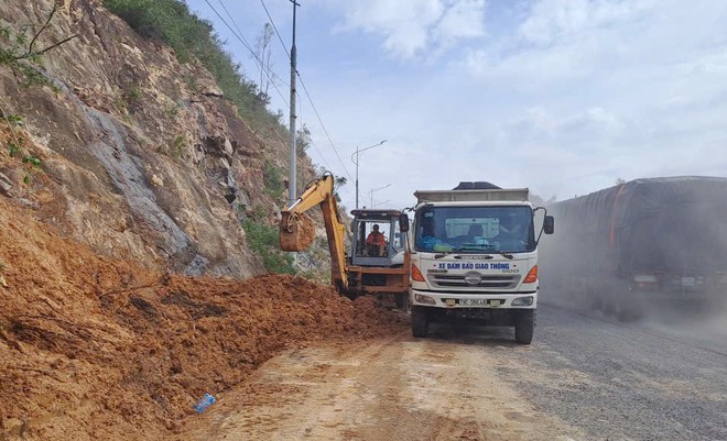 Cận cảnh khắc phục hư hỏng mặt đường, đảm bảo ATGT trên QL1, QL1D - Ảnh 24.