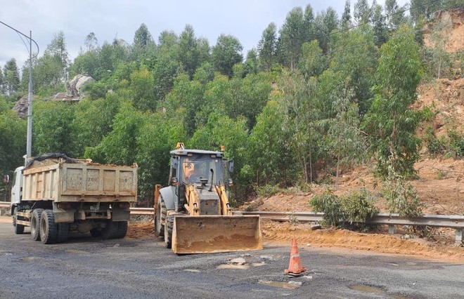 Cận cảnh khắc phục hư hỏng mặt đường, đảm bảo ATGT trên QL1, QL1D - Ảnh 20.