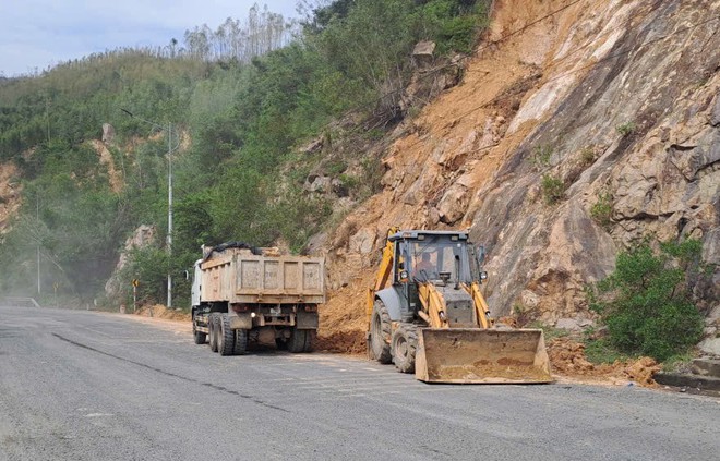 Cận cảnh khắc phục hư hỏng mặt đường, đảm bảo ATGT trên QL1, QL1D - Ảnh 19.