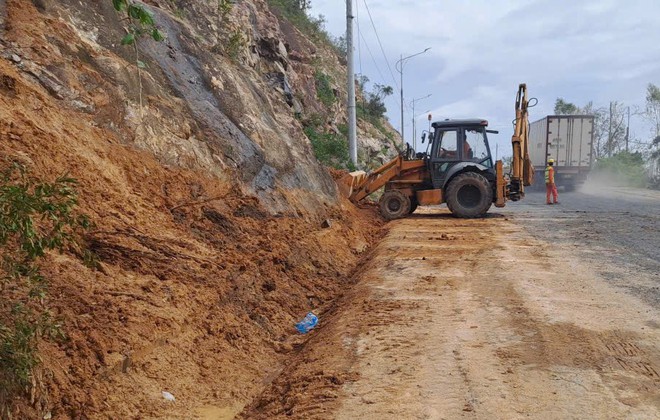 Cận cảnh khắc phục hư hỏng mặt đường, đảm bảo ATGT trên QL1, QL1D - Ảnh 17.