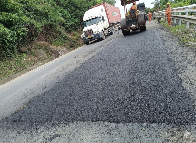 Tổng lực vá sửa mặt đường hư hỏng trên tuyến QL1 qua tỉnh Khánh Hoà- Ảnh 7.