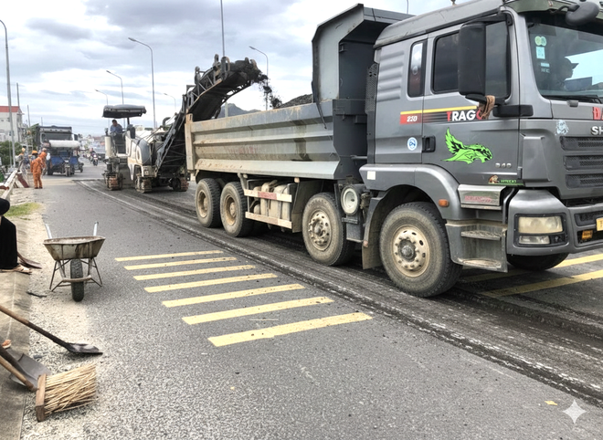 Tổng lực vá sửa mặt đường hư hỏng trên tuyến QL1 qua tỉnh Khánh Hoà- Ảnh 6.