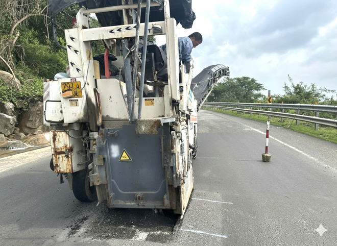 Tổng lực vá sửa mặt đường hư hỏng trên tuyến QL1 qua tỉnh Khánh Hoà- Ảnh 5.