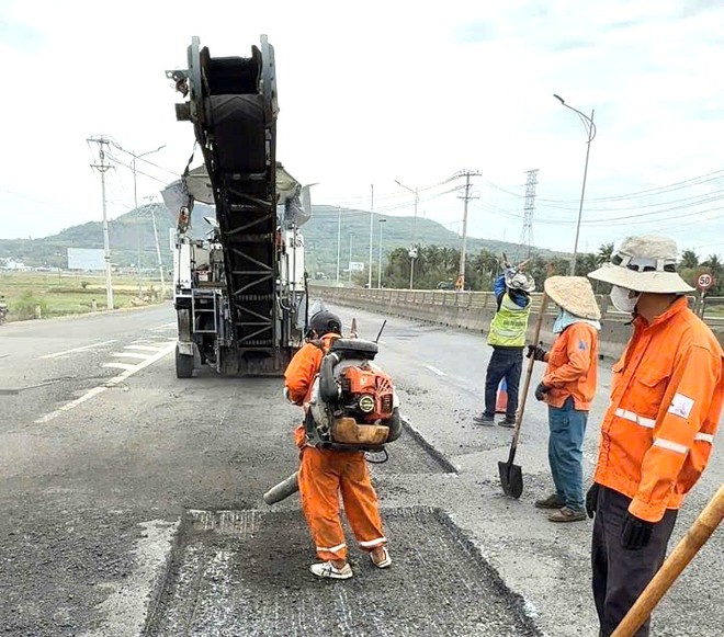 Cận cảnh khắc phục hư hỏng mặt đường, đảm bảo ATGT trên QL1, QL1D - Ảnh 16.