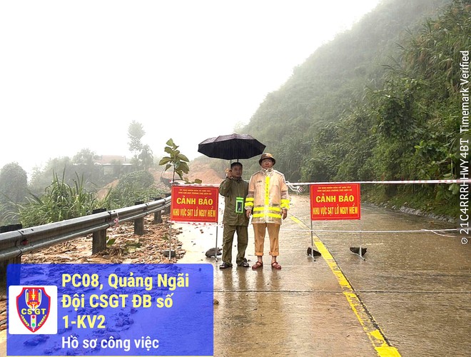 Đà Nẵng, Quảng Ngãi: Mưa to tiếp diễn, nhiều tuyến đường quốc lộ sạt lở, ngập lụt nặng- Ảnh 2.