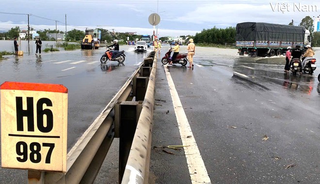 Đà Nẵng, Quảng Ngãi: Mưa to tiếp diễn, nhiều tuyến đường quốc lộ sạt lở, ngập lụt nặng- Ảnh 6.