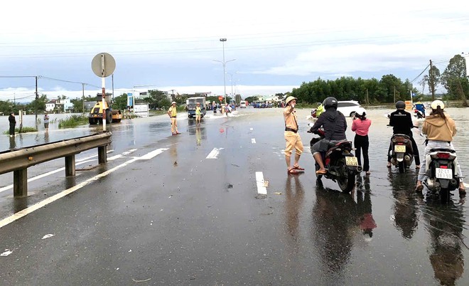 Đà Nẵng, Quảng Ngãi: Mưa to tiếp diễn, nhiều tuyến đường quốc lộ sạt lở, ngập lụt nặng- Ảnh 3.