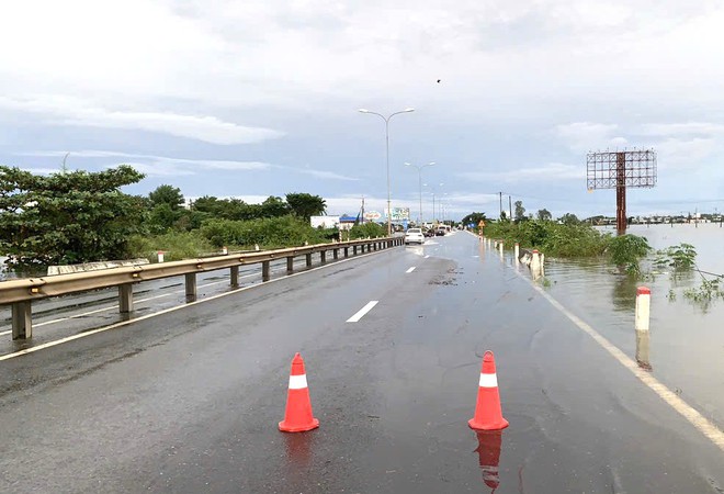 Đà Nẵng, Quảng Ngãi: Mưa to tiếp diễn, nhiều tuyến đường quốc lộ sạt lở, ngập lụt nặng- Ảnh 5.