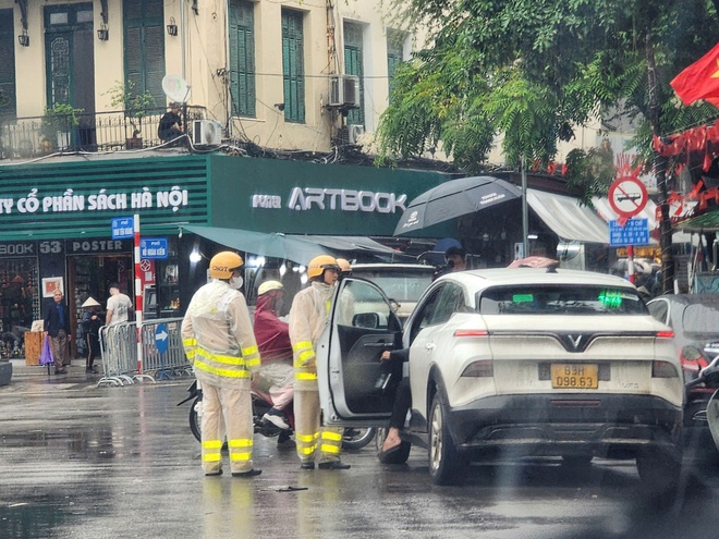 Trắng mưa kiểm tra,  CSGT xử phạt hàng trăm ô tô dừng đỗ sai quy định trong phố Cổ Hà Nội- Ảnh 4.