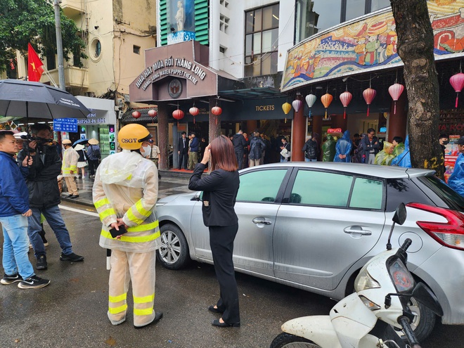 Trắng mưa kiểm tra,  CSGT xử phạt hàng trăm ô tô dừng đỗ sai quy định trong phố Cổ Hà Nội- Ảnh 5.