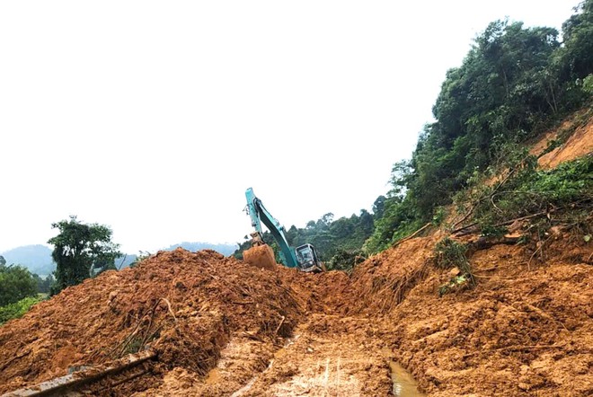 Sạt lở nghiêm trong trên tuyến Trường Sơn Đông: 84 điểm sạt lở taluy, với 3 điểm đứt đường - Ảnh 5.