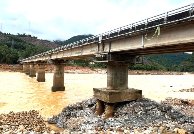 Sạt lở nghiêm trong trên tuyến Trường Sơn Đông: 84 điểm sạt lở taluy, với 3 điểm đứt đường - Ảnh 2.