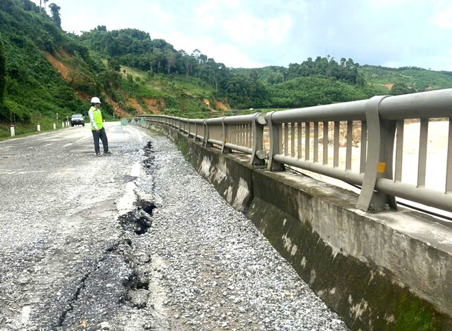 Sạt lở nghiêm trong trên tuyến Trường Sơn Đông: 84 điểm sạt lở taluy, với 3 điểm đứt đường - Ảnh 4.