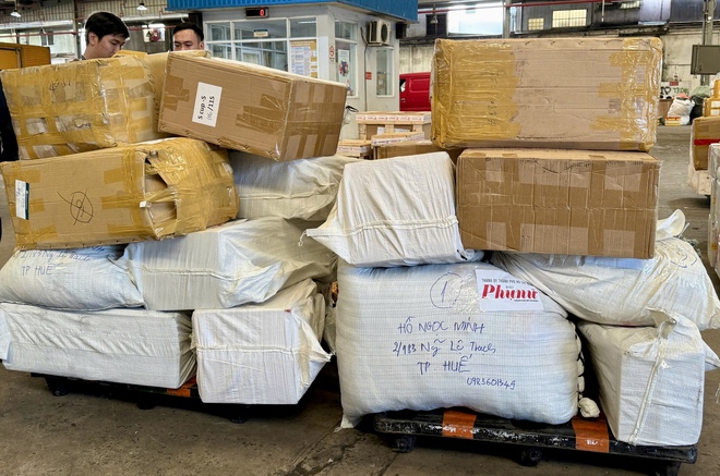 Hàng không tiếp tục vận chuyển miễn phí hàng cứu trợ đồng bào miền Trung - Ảnh 4.